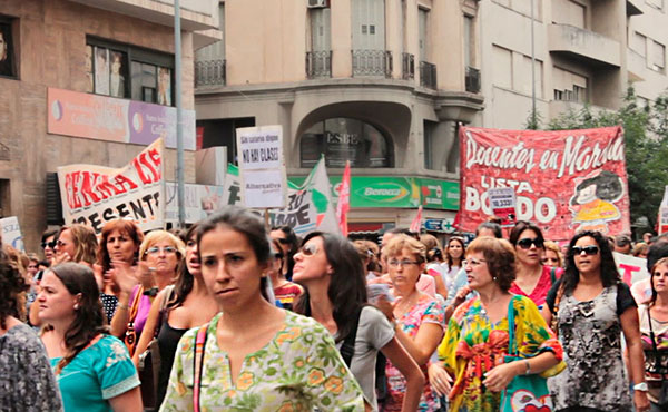 Córdoba: 15.000 docentes marcharon hasta la casa de gobierno, en una clara muestra de rechazo a la mísera oferta salarial del 25% en dos tramos.