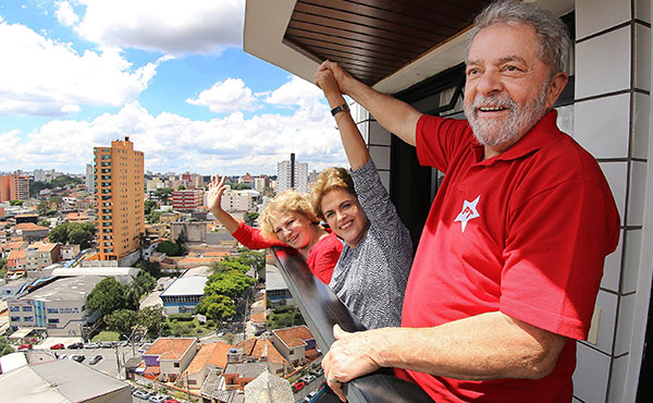 Lula junto a Dilma y su esposa: el PT está siendo abandonado por los trabajadores