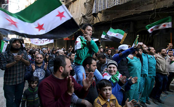 Miles de sirios, aprovechando que parcialmente se redujo la acción militar, salieron a movilizarse en las calles en Alepo, Homs y otras ciudades para repudiar a Al Assad y los bombardeos.