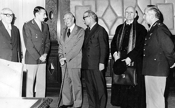 Borges, Sábato y el Padre Castellani aceptan almorzar con el dictador Videla.