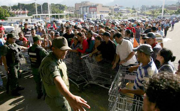 Largas colas de venezolanos para conseguir unos pocos productos básicos