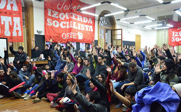 "Para organizar la lucha contra el ajuste de Macri!" "¡Vamos por aumento del presupuesto y boleto educativo gratuito!"