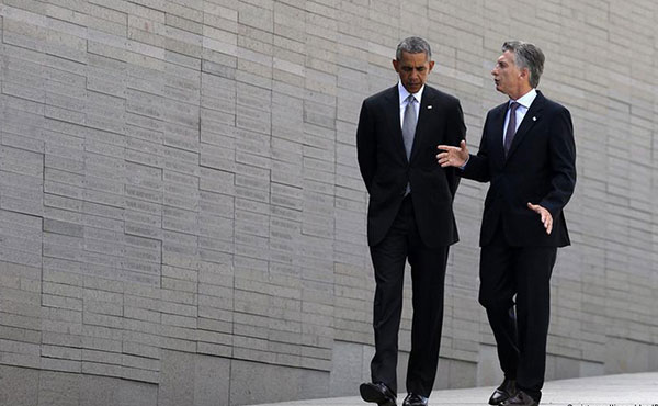 Macri y Obama en el Parque de la Memoria donde constan nombres de parte de los desaparecidos 