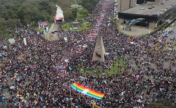 Más de 100.000 personas marcharon en Lima con la consigna “¡Ni una menos!”