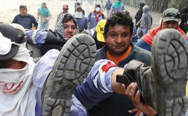 El acuerdo se logró dos días después de una brutal represión policial a los trabajadores que bloqueaban la entrada al ingenio sobre la ruta 50.