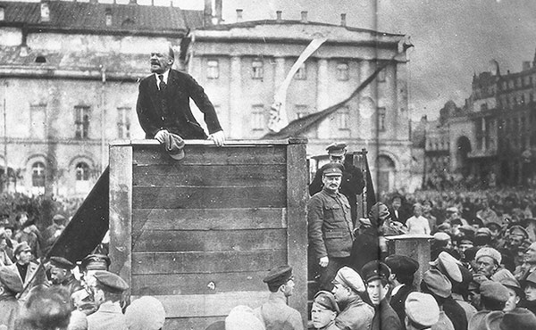 Lenin hablando en la Plaza Roja, a su izquierda Trotsky. Años después Stalin reemplazó la imagen de Trotsky en la fotografía por una tabla