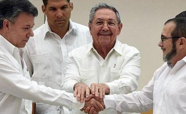 Santos (izquierda), Raul Castro (centro) y Timochenko (FARC, derecha)