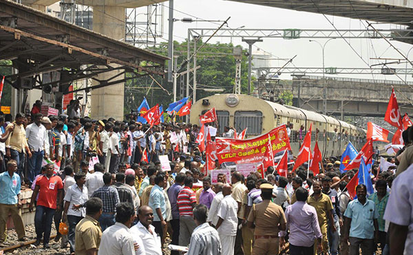 Bloqueo del tren expreso Rajdhani en la estación ferroviaria de Guwahati, Assam, India, en el día de la protesta