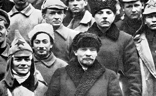 Lenin (abajo a la derecha) junto a los delegados del X Congreso  del Partido Bolchevique. Moscú, 22 de marzo de 1921.