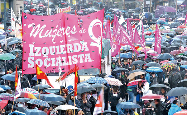 Mujeres de Izquierda Socialista en la multitudinaria marcha del miércoles 19 