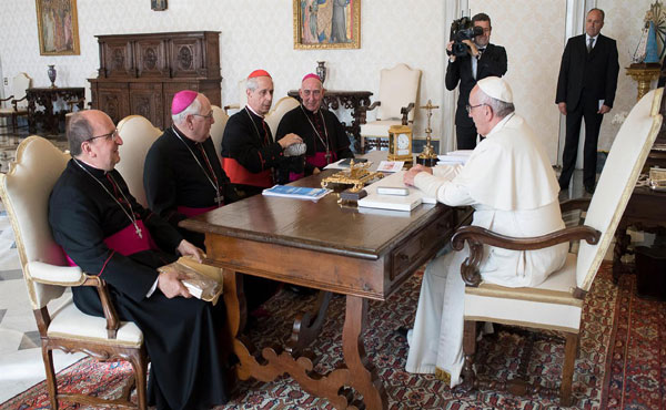 El Papa Francisco con los actuales jerarcas de la Iglesia Católica Argentina, la misma que bendecía a los genocidas