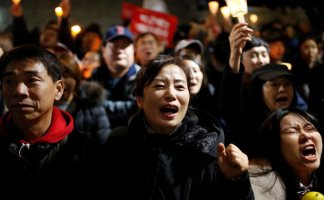 Ya hubo cuatro manifestaciones gigantescas el último mes exigiendo que renuncie la presidenta Park Geun-hye.