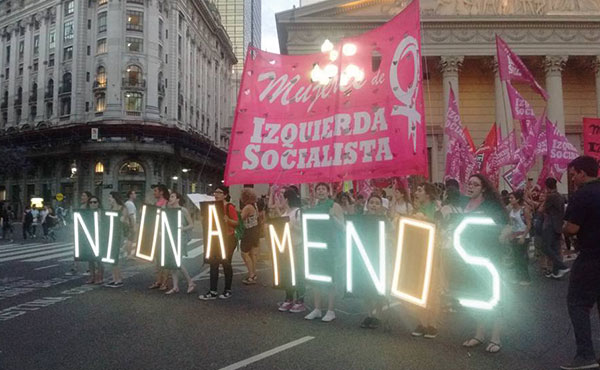 Columna de Mujeres de Izquierda Socialista con carteles luminosos en Plaza de Mayo