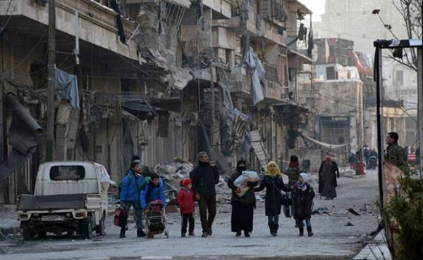 Miles de habitantes de Alepo rebelde se desplazan ante la llegada de las tropas de Al Assad