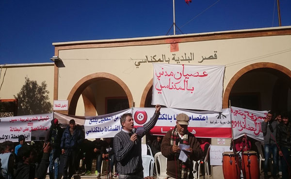 Giordano en el acto en Sidi Bouzid a su lado Majid Hawachi