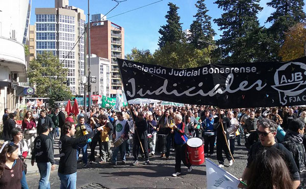 Judiciales en una de las movilizaciones a La Plata