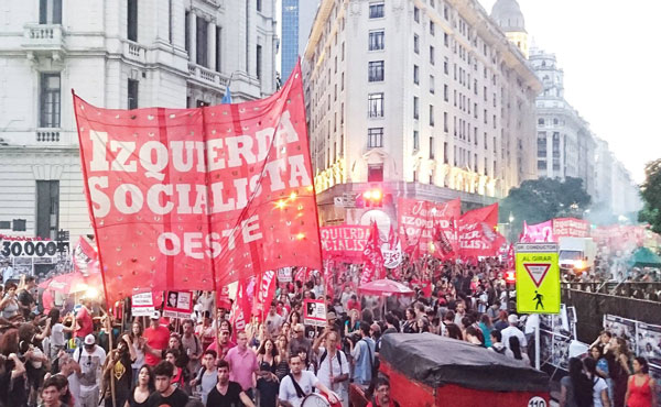 Columna de izquierda socialista ingresando a plaza de mayo