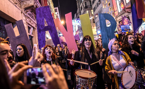 Consignas por el no en la movilizacion de mujeres del 8 de marzo en Estambul
