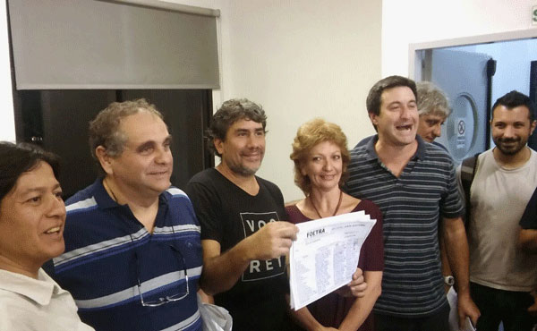 Viviana Carranza junto a otros dirigentes de la lista opositora