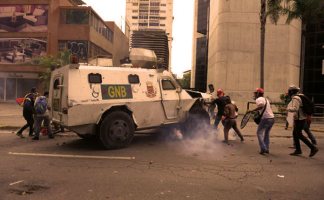 Tanqueta de la Guardia Nacional Bolivariana arrolla a manifestantes en Caracas