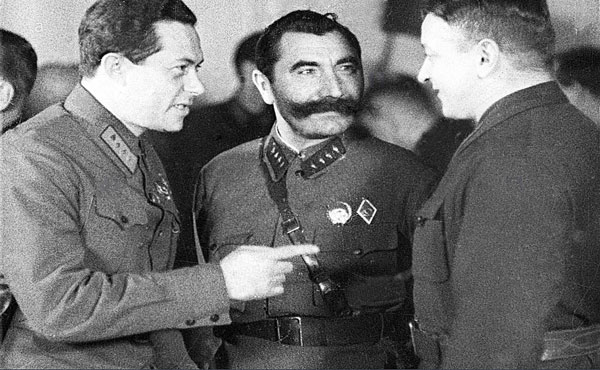 De izquierda a derecha los lideres militares sovieticos Semyon