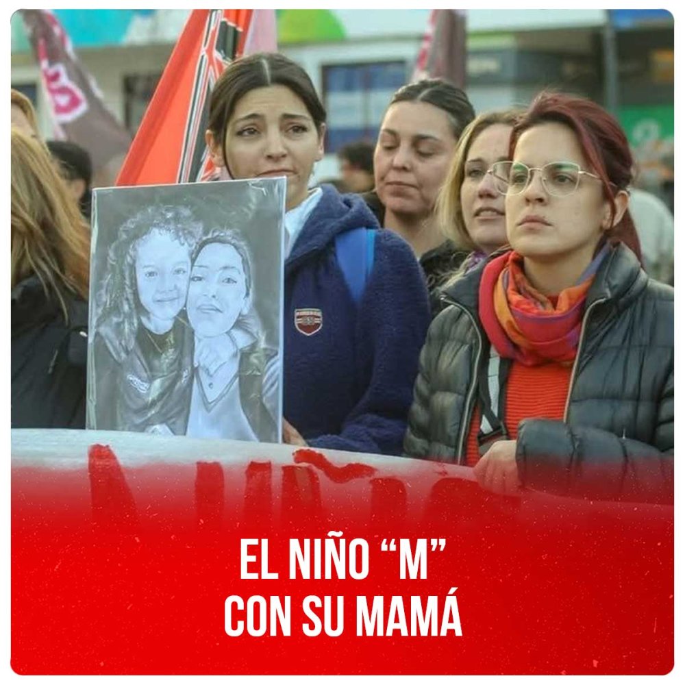 El niño “M” con su mamá