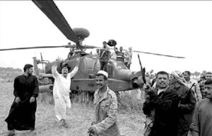 La resistencia irak derriba un helicoptero yanqui