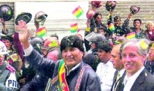 Evo Morales y su vicepresidente festejando el triunfo en la Plaza Murillo, La Paz.