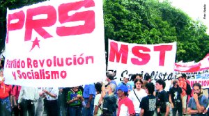 El PRS y el MST en la marcha de apertura del FSM. La delegacin del MST-El Socialista en el Foro Social Mundial: 10.600 kilmetros mediante, ms de una decena de compaeros, varios de ellos viajando por tierra, marcaron nuestra presencia en Caracas, en la marcha inaugural, en los paneles y foros, en el acto del PRS y vendiendo cientos de peridicos y publicaciones argentinas, de los partidos hermanos y de la UIT-CI.