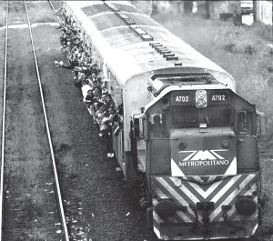 Pasajeros hacinados en trenes subsidiados