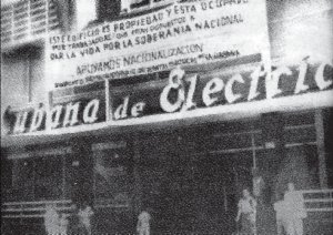 ��Apoyamos la nacionalizaci�n!�, dice el cartel ubicado sobre la compa��a cubana de electricidad