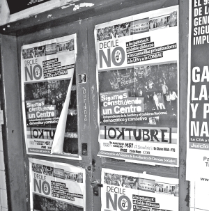 Afiches de Oktubre, agrupacin triunfante en el centro de la Facultad de Sociales (UBA)