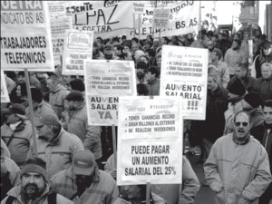 Vista de pancartas y banderas en la marcha telefnica a Plaza de Mayo