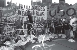 Trabajadores del Casino acompaados por otras organizaciones en la marcha a Plaza de Mayo del 27/11