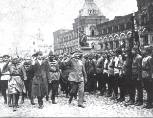 Leon Trotsky inspecciona las tropas del Ejrcito Rojo, 1921