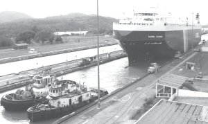 Vista del canal en la zona de las esclusas de Miraflores