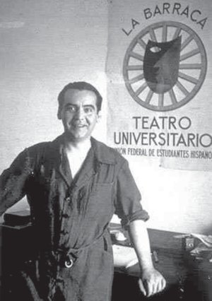Federico Garca Lorca ante un afiche del teatro universitario La Barraca, que codirigi. Entre 1932 y 1936 representaron 13 obras clsicas en 74 localidades de las zonas rurales ms alejadas y donde se desconoca el teatro