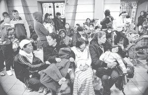 Vista de pacientes a la espera de ser atendidos en el Hospital estatal de Capital, Pedro de Elizalde, ex Casa Cuna