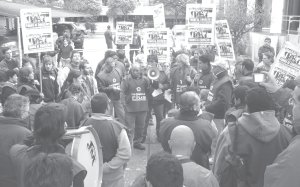 Trabajadores de la fbrica Cive en protesta. Los acompaa la legisladora Liliana Olivero