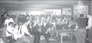 Ferroviarios votando en la asamblea del Sarmiento