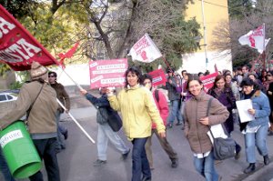 Izquierda Socialista, con su dirigente Anglica Lagunas a la cabeza, en una de las tantas marchas neuquinas