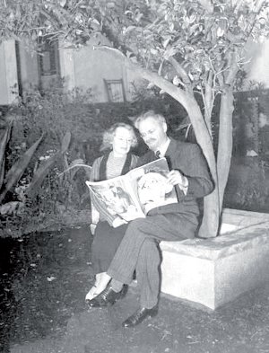 Len Trotsky y su esposa Natalia Sedova en el jardn de su casa en Coyoacan (Mxico D.F.). El 20 de agosto de 1940 un agente de Stalin lo hiri en la cabeza. Trotsky falleci al da siguiente.