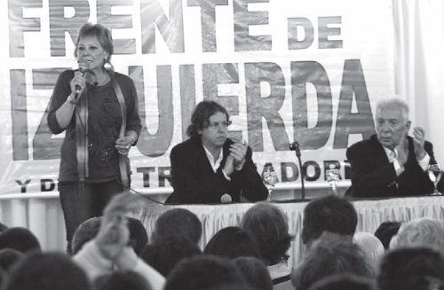 La diputada Liliana Olivero haciendo uso de la palabra en el acto de cierre junto a la frmula presidencial