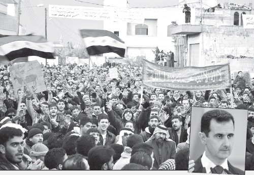 Marcha en Deir Baghlaba, region de la provincia de Homs, Siria. Abajo a la derecha: Dictador Bashar al Assad.