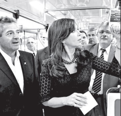 Cirigliano, Cristina Kirchner y Schiavi en un vagn de doble piso del Sarmiento. Marzo 2011 