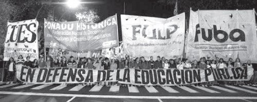 El ltimo viernes 18 de mayo se llev a cabo una movilizacin educativa a Plaza de Mayo con ms de 5.000 compaeros convocada por Conadu Histrica, FUBA, FULP y los secundarios de la CUES (foto). Reclamamos un aumento del presupuesto, un boleto educativo nacional, por un salario igual a la canasta familiar, paritarias sin techo, estabilidad laboral y 82% para los jubilados, por la derogacin de las leyes antieducativas y contra los fondos de la megamineria en la universidad.