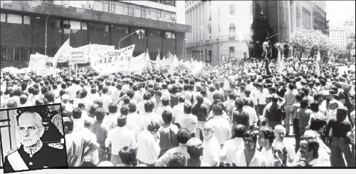 Masiva marcha de metalrgicos al Ministerio de Trabajo por aumento de salario y normalizacin gremial. Diciembre 1982. Abajo a la izquierda: Reynaldo Bignone