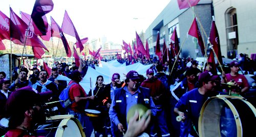 Los ferroviarios del Sarmiento y de la Bord Nacional marchando a Plaza de Mayo.