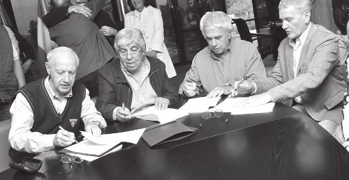 Lavagna, Moyano, De la Sota y De Nrvaez firmando un documento en Crdoba, el 1 de mayo.